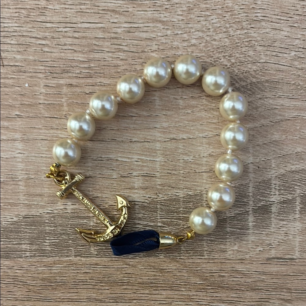 Elegant Pearl and Gold Anchor Bracelet